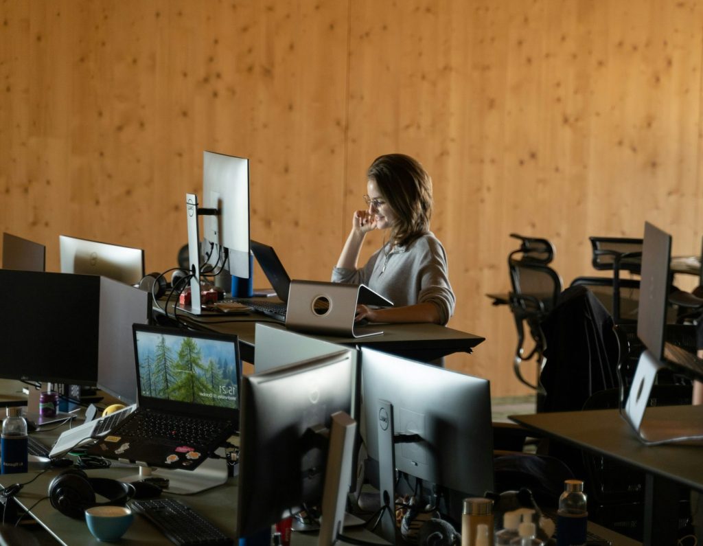 Une femme assise à un bureau utilisant un ordinateur portable